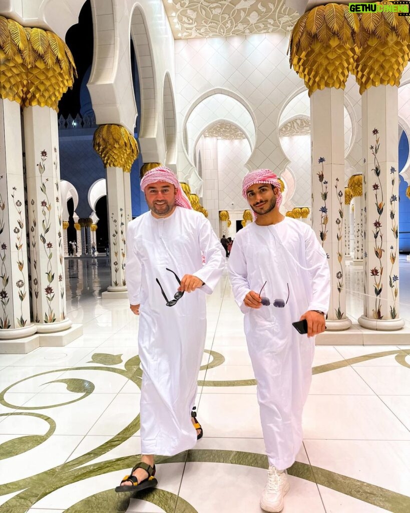 Müşfiq Şahverdiyev Instagram - Birleshmish ereb emirliklerinde en boyuk ve dunyanin dord bir terefinden turistlerin izlemeye geldiyi sheikh zayed grand mosque🤲 Bu makani gormey arzum idi❤️ #abudhabi 🇦🇪🇦🇪🇦🇪 #arabic #sheyxzaedmosque Sheykh Zayed Grand Mosque Abu-Dhabi