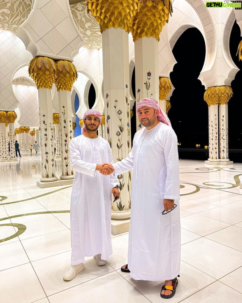 Müşfiq Şahverdiyev Instagram - Birleshmish ereb emirliklerinde en boyuk ve dunyanin dord bir terefinden turistlerin izlemeye geldiyi sheikh zayed grand mosque🤲 Bu makani gormey arzum idi❤️ #abudhabi 🇦🇪🇦🇪🇦🇪 #arabic #sheyxzaedmosque Sheykh Zayed Grand Mosque Abu-Dhabi