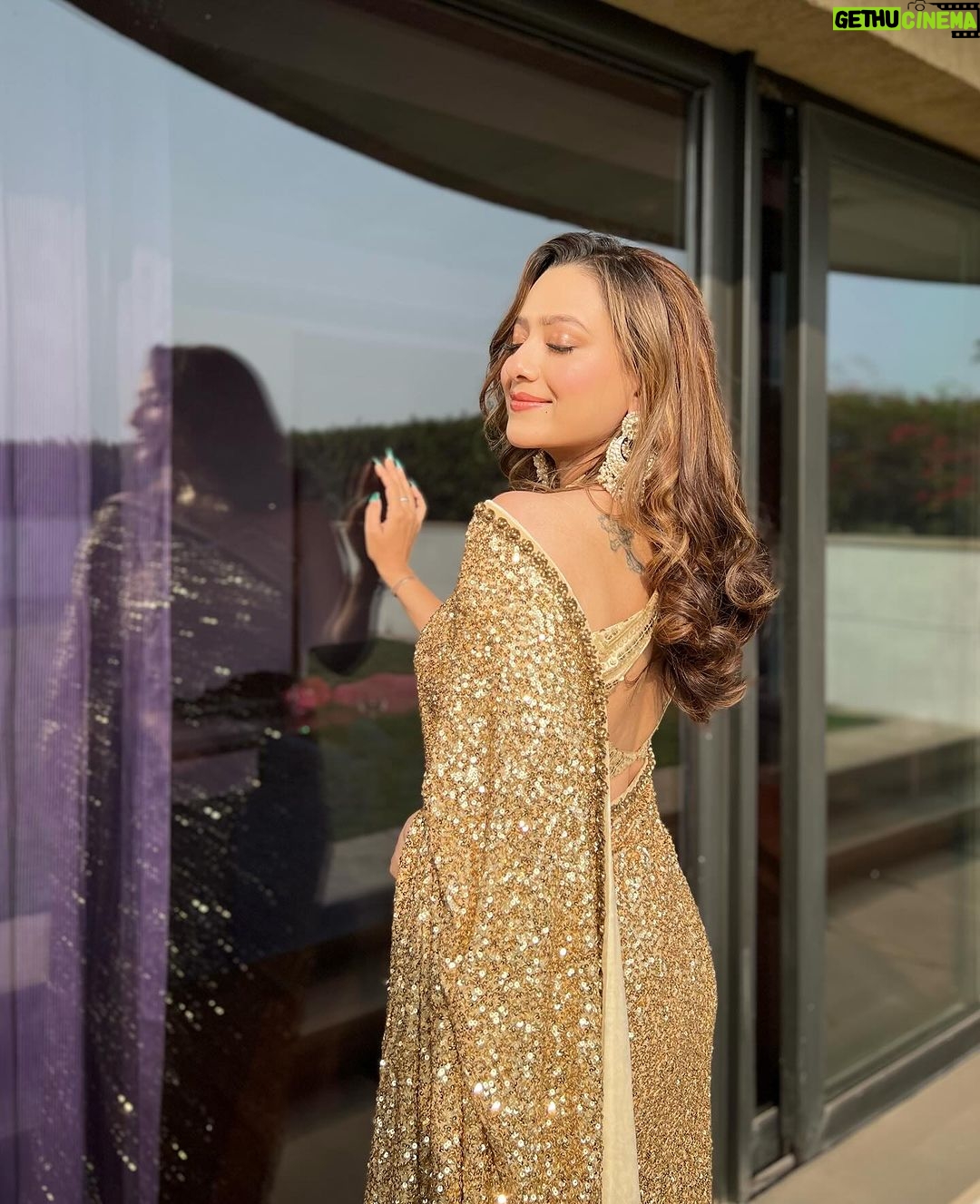 Madalsa Sharma Instagram - Soaking the winter sun while soaked in gold💛☀️ Styled by - @camy1411 Saree by - @soshaibysofi Blouse by - @artisanalseparates Jewellery by -@ijewels . . . . #reels #reelsinstagram #madalsasharma #kavya #videooftheday #instadaily #instavideo #instagood #instamood #mood #trending #trendingreels #reelitfeelit #reelkarofeelkaro #reeloftheday #reelit #love #actorslife