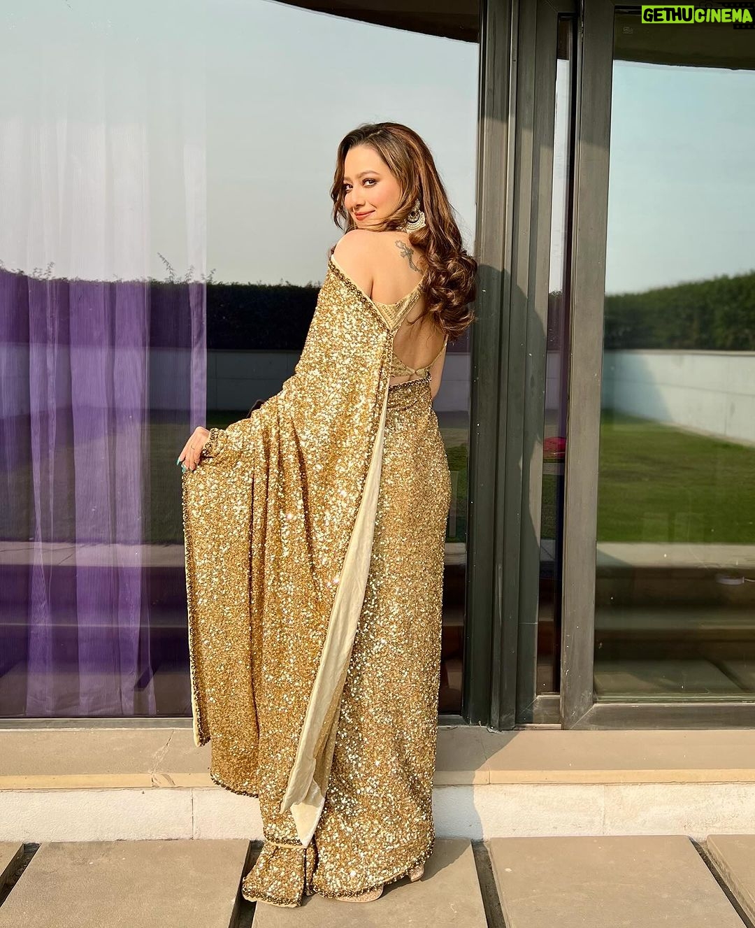 Madalsa Sharma Instagram - Soaking the winter sun while soaked in gold💛☀️ Styled by - @camy1411 Saree by - @soshaibysofi Blouse by - @artisanalseparates Jewellery by -@ijewels . . . . #reels #reelsinstagram #madalsasharma #kavya #videooftheday #instadaily #instavideo #instagood #instamood #mood #trending #trendingreels #reelitfeelit #reelkarofeelkaro #reeloftheday #reelit #love #actorslife