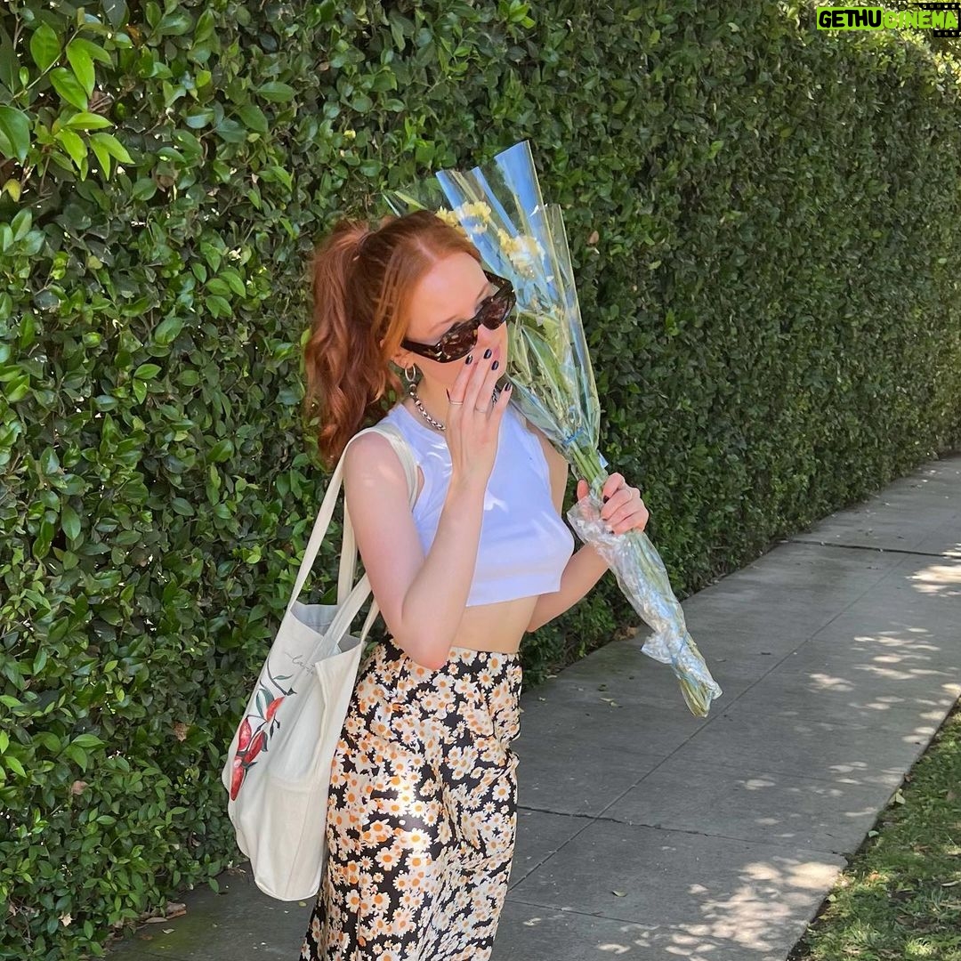 Madelaine Petsch Instagram - farmer’s market mommy