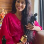 Madhavi Nimkar Instagram - 6th Majja Digital Awards Film Congratulations @maadhavinemkarofficial 🎉 #maadhvinemkar #sukhmhanjenakkikayasta #6thmajjadigitalawards #majjadigitalawards #itsmajja