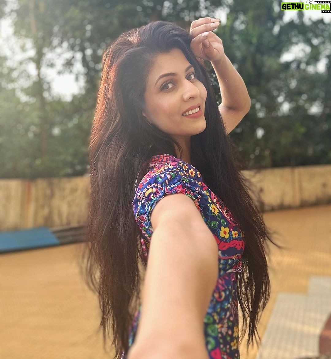 Madhavi Nimkar Instagram - Snehithane 💖 . . #song #instaphoto #love❤️ #instagram #me Love this song 💖