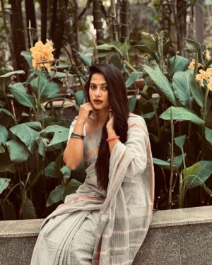 Madhumitha H Instagram - Living in vintage dream 💤✨🖤
Saree- @unnatisilks 

#vintagevibes #retro #sareelove #traditional #aesthetic #loveforsaree #checks