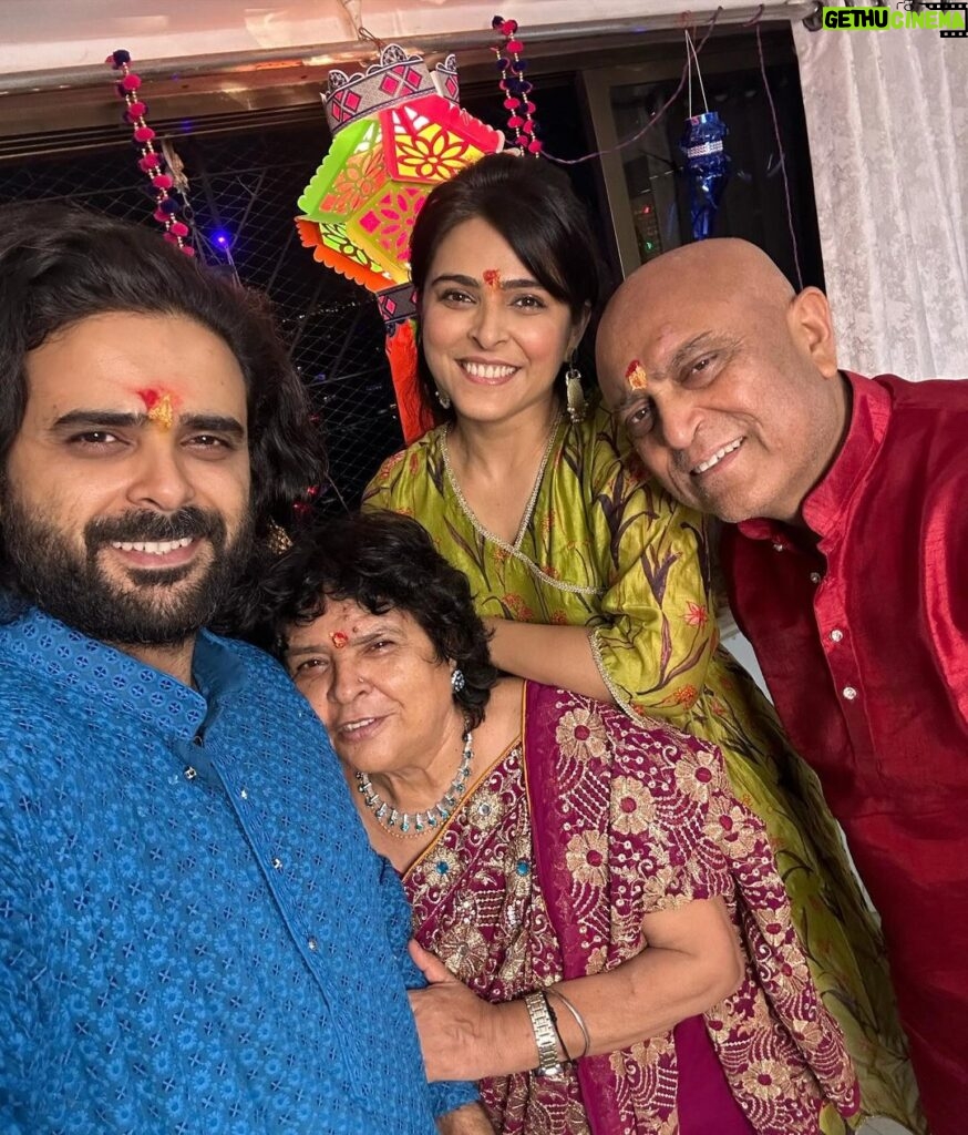 Madhurima Tuli Instagram - Once again Happy Diwali 🪔 🫶🏼✨ #diwali #celebrations #familytime #festival