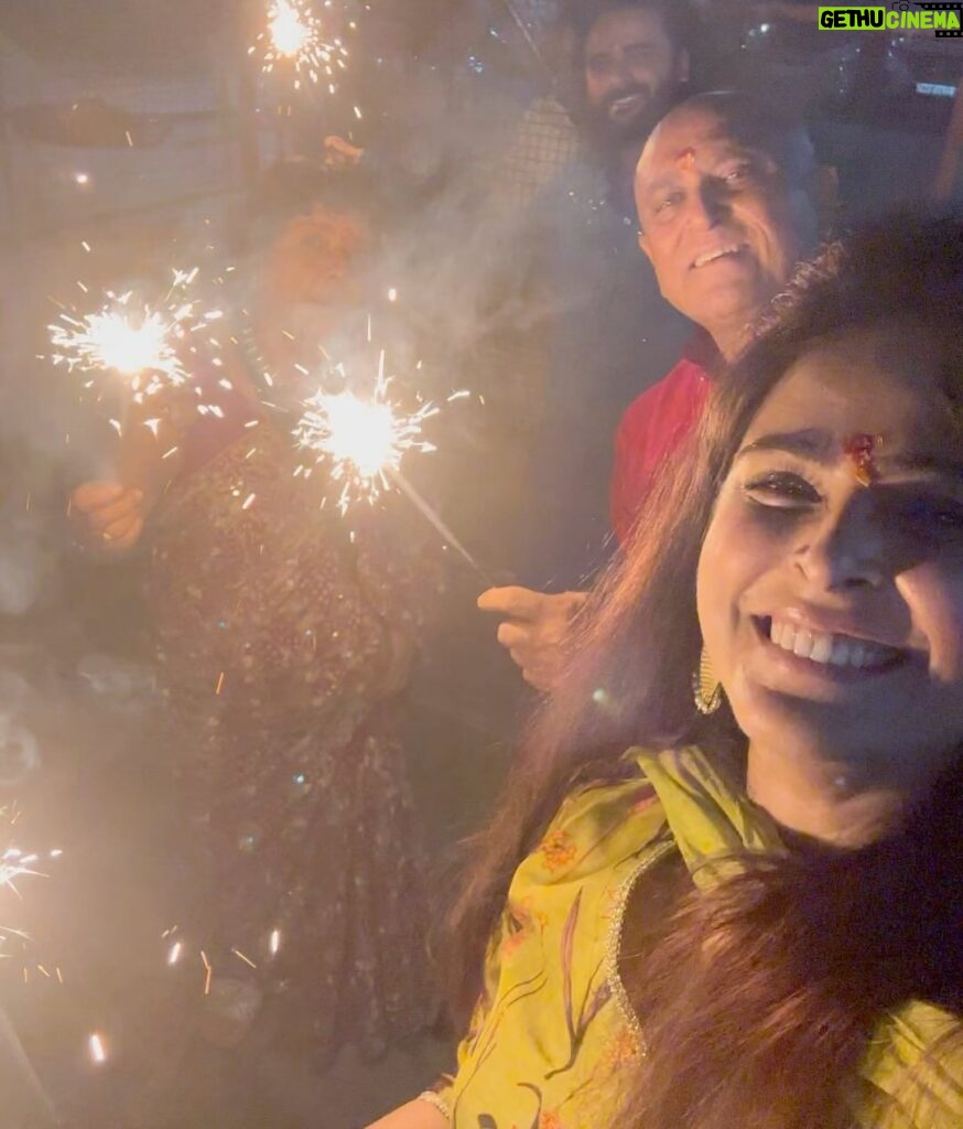Madhurima Tuli Instagram - Once again Happy Diwali 🪔 🫶🏼✨ #diwali #celebrations #familytime #festival