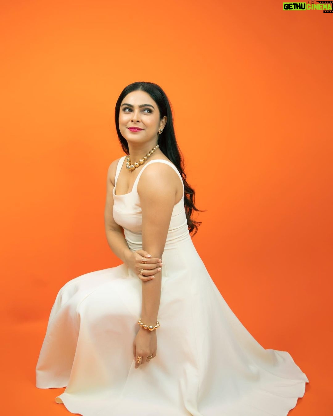 Madhurima Tuli Instagram - What a wonderful opening ceremony of JIO MAMI @mumbaifilmfestival @nmacc.india π§‘ππΌππΌ Stylist @simstyles20 Outfit @sans.studio Accessories @the.fun.company Ring & bag @rubans.in @oakpininpr πΈ @o_chhayachitrakar HMU @sunny_makeup_artist PR @shimmerentertainment