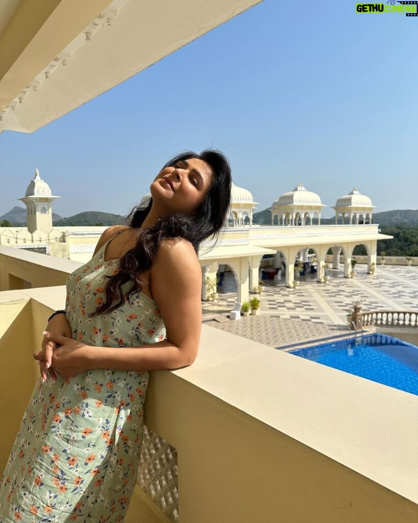 Madhurima Tuli Instagram - Soaking in the sun.. ☀ 💫✨ #sun #palace #magical #beautiful LabhGarh Palace Resort & Spa