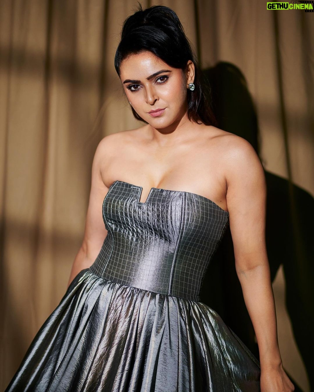 Madhurima Tuli Instagram - I donβt get cute.. I get drop dead gorgeous.. πππ₯° Stylist @simstyles20 Outfit @datetheramp Studs & Rings @rubans.in @oakpinionpr Bag @eena.official @tlmconsultancy Heels @londonrag_in MUA & Hair @raj_mukadam Photographer @mirajverma_photography