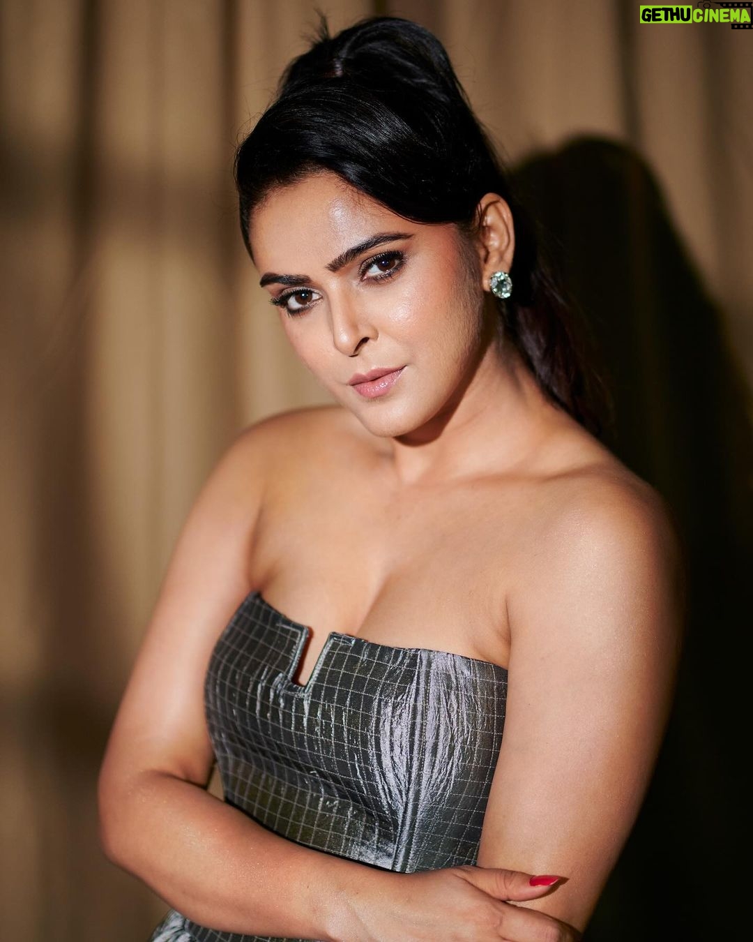 Madhurima Tuli Instagram - I donβt get cute.. I get drop dead gorgeous.. πππ₯° Stylist @simstyles20 Outfit @datetheramp Studs & Rings @rubans.in @oakpinionpr Bag @eena.official @tlmconsultancy Heels @londonrag_in MUA & Hair @raj_mukadam Photographer @mirajverma_photography
