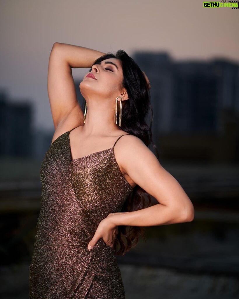 Madhurima Tuli Instagram - What a beautiful evening @theitaofficial ✨💫 Stylist @simstyles20 Outfit @datetheramp Accessories @rubans.in @oakpinionpr Photographer @mirajverma_photography HMU @sunny_makeup_artist #glitter #glamour #awards #beautiful #evening