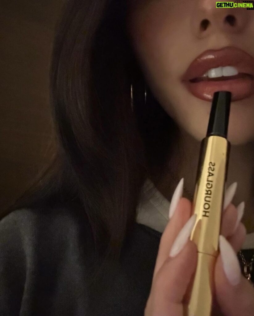 Madison Beer Instagram - (⺣◡⺣) @hourglasscosmetics my lip combo - glossy balm in trace and lip liner in uncover #hourglasspartner