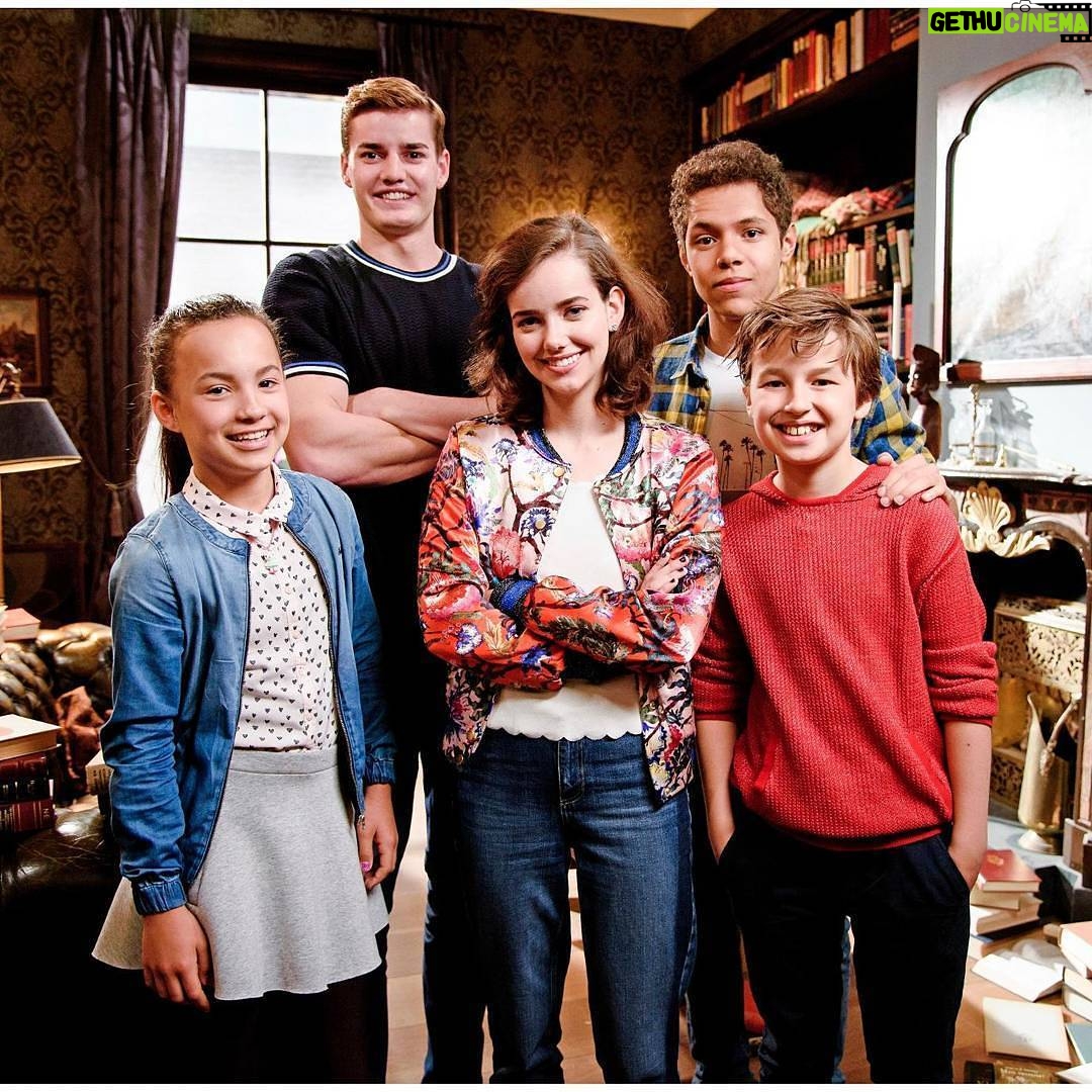 Maemae Renfrow Instagram - The official Instagram for @hunterstreettv is up!! #nickelodeon #hunterstreet #nick #hunterst #kca #tvshow @nickelodeon #maemae381 Amsterdam, Netherlands