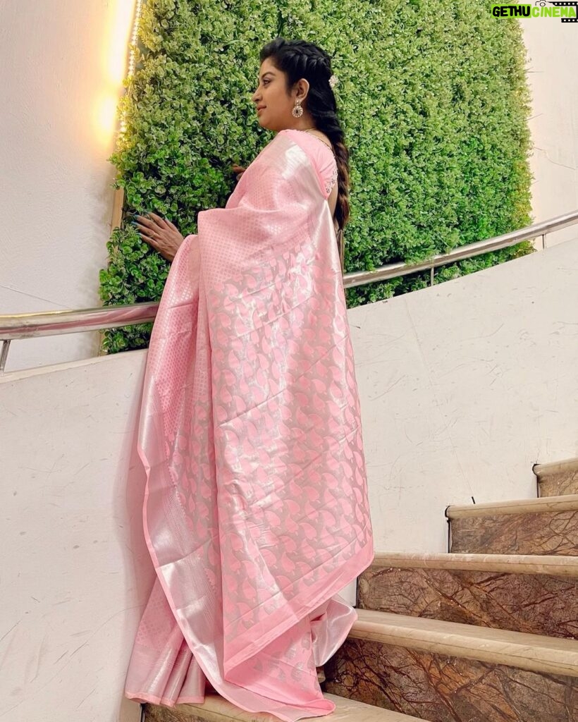 Mahalakshmi Shankar Instagram - Beautiful Kanchipuram pattern semi silk saree from @vara_boutique67 Beautiful Kundan jewellery set from @jewel_by_sankge Hair stylist - @jenifer_hair_stylist_official Blouse designed and stitched by - @lakshmi_lv14