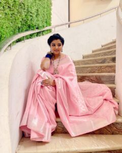 Mahalakshmi Shankar Instagram - Beautiful Kanchipuram pattern semi silk saree from @vara_boutique67 Beautiful Kundan jewellery set from @jewel_by_sankge Hair stylist - @jenifer_hair_stylist_official Blouse designed and stitched by - @lakshmi_lv14