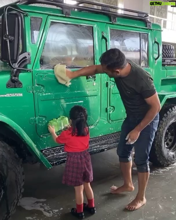 Mahendra Singh Dhoni Instagram - A little help always goes a long way specially when u realise it’s a big vehicle