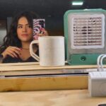 Maisa Silva Instagram - Ao terminar um projeto eu sempre penso: o que fica? Muitos de vocês devem imaginar que os textos decorados, as cenas, o sucesso, o "romance", e as relações estabelecidas por roteiristas. Mas e se eu dissesse que não é bem assim? Não digo que nada disso importa, não sejamos literais... porém, e os ensaios? As fofocas? A troca no camarim, cada horário de almoço, os erros, o cansaço, a dúvida, a ansiedade, a cumplicidade, os rolês fora do set, as viagens (de Bananal a Paris rs), os choros, as gargalhadas fora de hora e a sensação de pertencimento que conviver com as mesmas pessoas 3 meses, 5x por semana, 12h por dia cria como ninguém... isso é o que fica. Ao longo de 3 anos eu cresci, a gente cresceu. Personagem e ator, história e público. E o que fica por aqui é a sensação de dever cumprido, gratidão, de nostalgia, aprendizado e uma saudade sem igual. Obrigada Anita, por me desafiar tanto, me fazer te questionar e aprender tanto com você. Obrigada @netflixbrasil por um dia me enviar 2 livros da @brunavieira "como quem não quer nada..." em plena pandemia. Obrigada @glazentretenimento pela realização disso tudo. Obrigada a todos os colegas de elenco, de equipe, colegas que nem conviveram comigo porém também contaram essa história; vocês são essenciais. Obrigada finalmente ao público, que sem este, não teríamos história pra contar. Que seja a última (será?) melhor temporada de todos os tempos. Que vocês enxerguem nosso suor, sangue e lágrimas (rs) em cada cena. Foi uma honra. Com amor, nessa e em todas as outras timelines, +A/Anita. Eeee, COOORTA! 🎬 #DV15 #DV18
