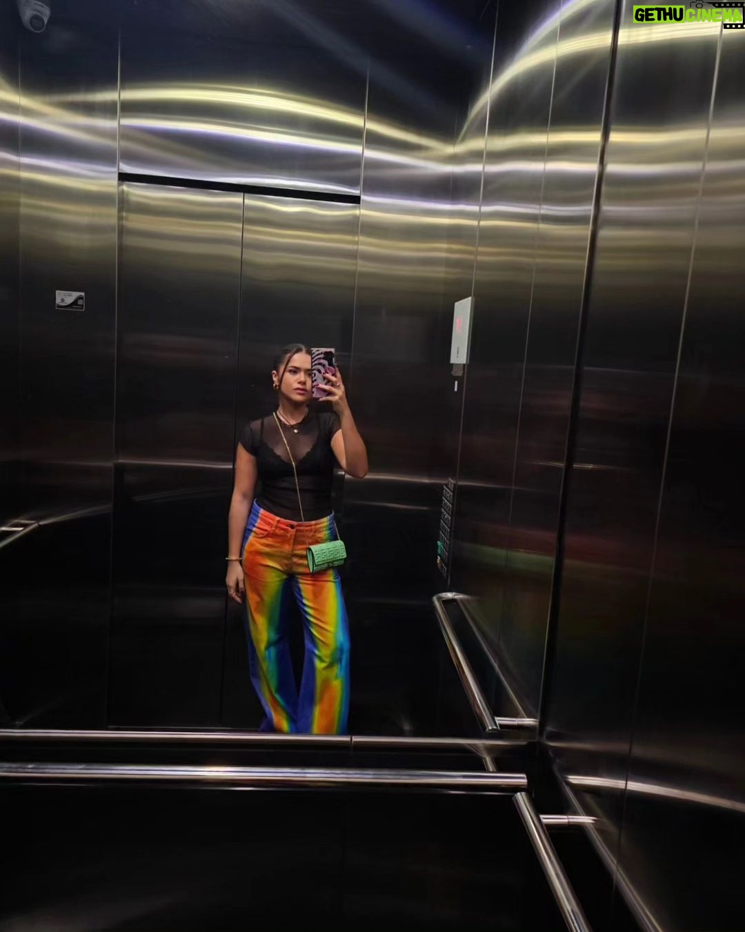 Maisa Silva Instagram - eu não sei se voltaria no tempo... a vida sabe as notas da música que vai tocar São Paulo