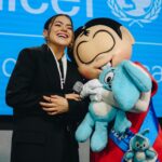 Maisa Silva Instagram - Um dos dias mais especiais da minha vida. Ser nomeada embaixadora do Unicef, que tem um papel tão importante no mundo todo, me deixa além de honrada. Usar a minha voz para contribuir com causas importantes para a nossa sociedade sempre foi uma das minhas prioridades. Espero fazer um trabalho lindo ao lado dos meus amigos embaixadores para promover e defender os direitos das crianças e adolescentes do nosso país. Obrigada @unicefbrasil por confiar em mim :) Obrigada @thaynaraog @soaresmonteiro_ @turmadamonica pelas palavras lindas e por me receberem tão bem. Vamos juntos ♡