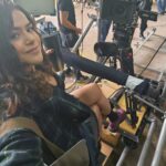 Maisa Silva Instagram - dicas sobre viajar no tempo: - mantenha-se hidratada - tenha um grupo legal - aproveite o caos!!! beijos da Anita, mais malukah do que nunca!!!! ⏳️🎬📸💜 #DV15 3!