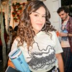 Maisa Silva Instagram - dicas sobre viajar no tempo: - mantenha-se hidratada - tenha um grupo legal - aproveite o caos!!! beijos da Anita, mais malukah do que nunca!!!! ⏳️🎬📸💜 #DV15 3!