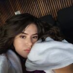 Maisa Silva Instagram - dicas sobre viajar no tempo: - mantenha-se hidratada - tenha um grupo legal - aproveite o caos!!! beijos da Anita, mais malukah do que nunca!!!! ⏳️🎬📸💜 #DV15 3!