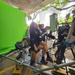 Maisa Silva Instagram - dicas sobre viajar no tempo: - mantenha-se hidratada - tenha um grupo legal - aproveite o caos!!! beijos da Anita, mais malukah do que nunca!!!! ⏳️🎬📸💜 #DV15 3!