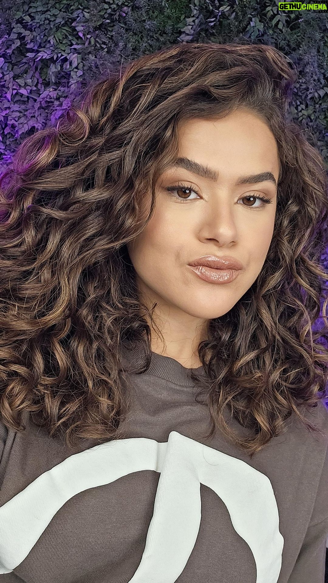 Maisa Silva Instagram - Primos, bora finalizar o cabelo comigo? A @salonlinebrasil continua arrasando e chegou dessa vez uma nova linha de gelatinas para a linha S.O.S Cachos. A que eu usei hoje é a Super Óleos, mas vocês tem mais duas opções disponíveis: Manteiga de Karitê e Óleo de Coco! Já fizeram essa finalização O.G? O que acharam? Beijooos #SalonFinalizaETrata *publi