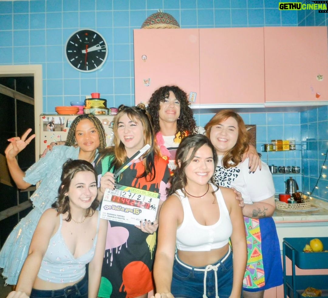 Maisa Silva Instagram - Ao terminar um projeto eu sempre penso: o que fica? Muitos de vocês devem imaginar que os textos decorados, as cenas, o sucesso, o "romance", e as relações estabelecidas por roteiristas. Mas e se eu dissesse que não é bem assim? Não digo que nada disso importa, não sejamos literais... porém, e os ensaios? As fofocas? A troca no camarim, cada horário de almoço, os erros, o cansaço, a dúvida, a ansiedade, a cumplicidade, os rolês fora do set, as viagens (de Bananal a Paris rs), os choros, as gargalhadas fora de hora e a sensação de pertencimento que conviver com as mesmas pessoas 3 meses, 5x por semana, 12h por dia cria como ninguém... isso é o que fica. Ao longo de 3 anos eu cresci, a gente cresceu. Personagem e ator, história e público. E o que fica por aqui é a sensação de dever cumprido, gratidão, de nostalgia, aprendizado e uma saudade sem igual. Obrigada Anita, por me desafiar tanto, me fazer te questionar e aprender tanto com você. Obrigada @netflixbrasil por um dia me enviar 2 livros da @brunavieira "como quem não quer nada..." em plena pandemia. Obrigada @glazentretenimento pela realização disso tudo. Obrigada a todos os colegas de elenco, de equipe, colegas que nem conviveram comigo porém também contaram essa história; vocês são essenciais. Obrigada finalmente ao público, que sem este, não teríamos história pra contar. Que seja a última (será?) melhor temporada de todos os tempos. Que vocês enxerguem nosso suor, sangue e lágrimas (rs) em cada cena. Foi uma honra. Com amor, nessa e em todas as outras timelines, +A/Anita. Eeee, COOORTA! 🎬 #DV15 #DV18
