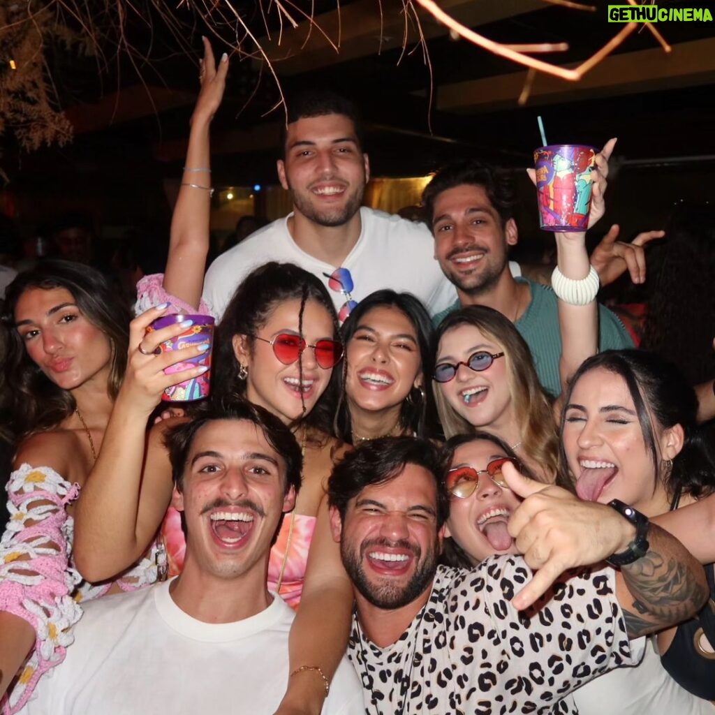 Maisa Silva Instagram - feriado celebrando a vida de pessoas que amamos. é sempre incrível quando a gente tá junto ☮️🌈❤️🍄🏖🛟 kez 9!!! Toquinho