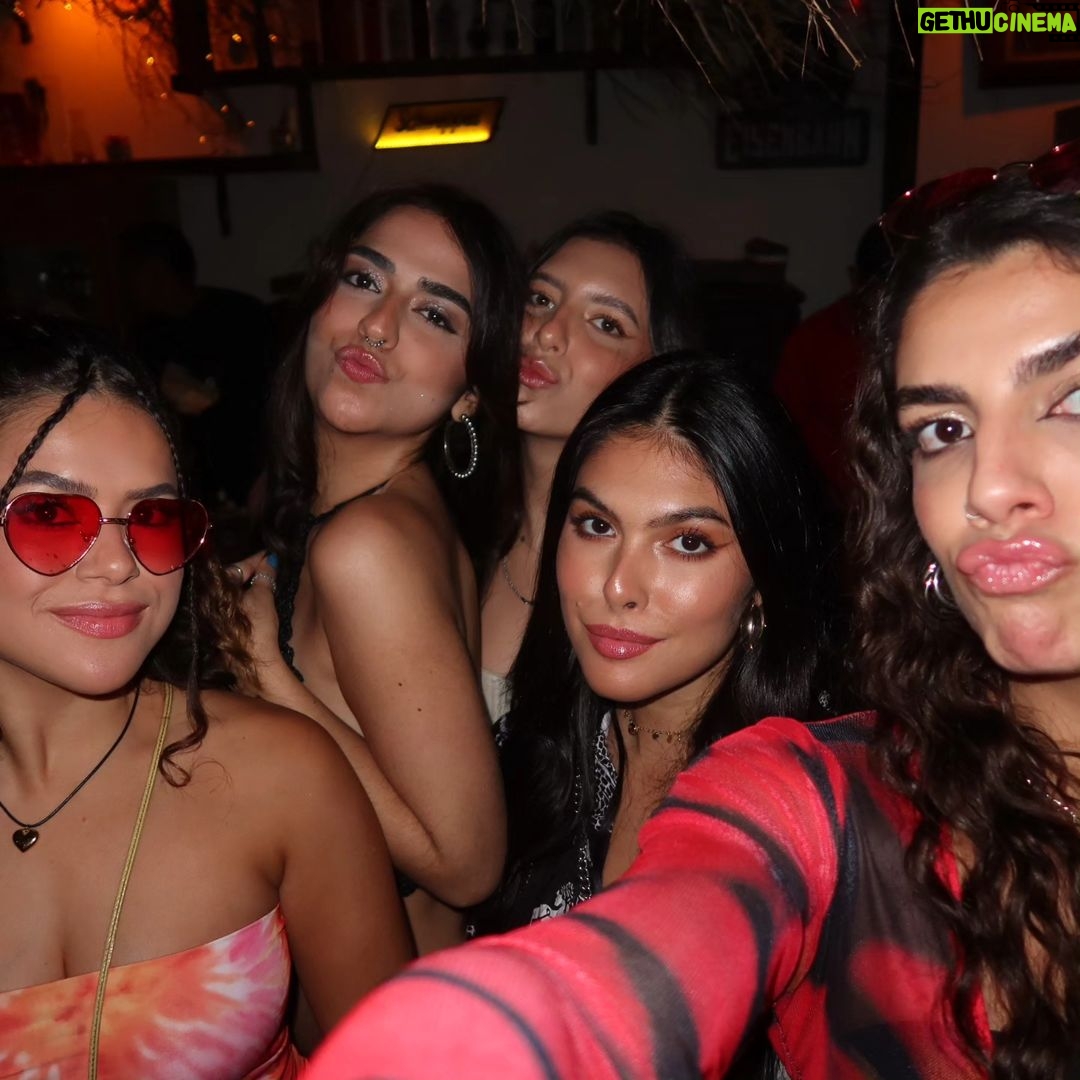 Maisa Silva Instagram - feriado celebrando a vida de pessoas que amamos. é sempre incrível quando a gente tá junto ☮️🌈❤️🍄🏖🛟 kez 9!!! Toquinho