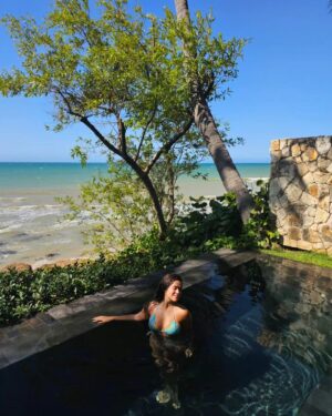 Maisa Silva Instagram - WOW!!! 48M??? 
Passando aqui sem filtro, maquiagem ou edições, no lugar que eu mais amo 🌴🌊🌞, do jeito que eu me sinto mais feliz, pra agradecer vcs genuinamente por tanto carinho, amor e apoio ao longo desses anos. 
São 18 anos de carreira que completo agora, em agosto, mas esse agradecimento a gente pode deixar pra outro post né? Kkkkkk.
Enfim, aos que sempre estiveram aqui, aos que chegam agora e aos que virão: obrigada! 
Espero poder chegar até vocês do jeito mais leve possível. Sou grata por tanta troca, aprendizado e por se fazerem presentes, mesmo que de longe.
Maisaticos, primos e amigos, amo vcs! 
Sinceramente, +A.