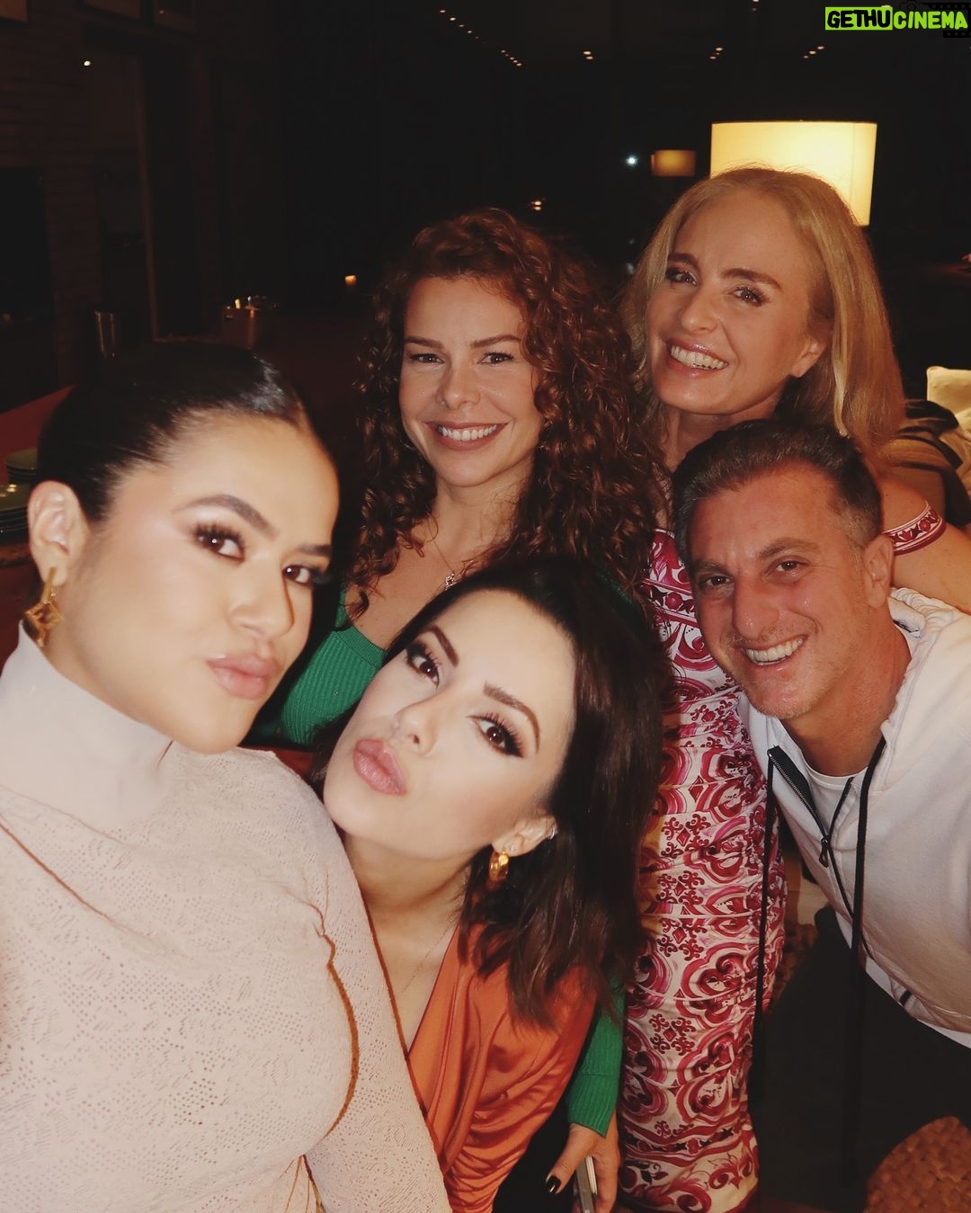 Maisa Silva Instagram - #tbt de um encontro muito especial e inspirador. E para celebrar o dia de hoje, tem estreia de ‘Angélica: 50 & Tanto’ no GNT, a partir das 22h15 :) Viva @angelicaksy 🎈
