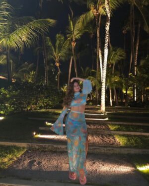 Maisa Silva Instagram - WOW!!! 48M??? 
Passando aqui sem filtro, maquiagem ou edições, no lugar que eu mais amo 🌴🌊🌞, do jeito que eu me sinto mais feliz, pra agradecer vcs genuinamente por tanto carinho, amor e apoio ao longo desses anos. 
São 18 anos de carreira que completo agora, em agosto, mas esse agradecimento a gente pode deixar pra outro post né? Kkkkkk.
Enfim, aos que sempre estiveram aqui, aos que chegam agora e aos que virão: obrigada! 
Espero poder chegar até vocês do jeito mais leve possível. Sou grata por tanta troca, aprendizado e por se fazerem presentes, mesmo que de longe.
Maisaticos, primos e amigos, amo vcs! 
Sinceramente, +A.
