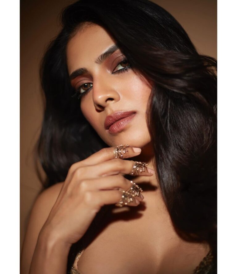 Malavika Mohanan Instagram - Missed out on your party @manishmalhotra05 but wasn’t going to miss out on wearing one of your stunning designs this Diwali season! ☺️💥♥️ It’s shimmer timeee!✨ @manishmalhotraworld 📸 @shivamguptaphotography Styled by @triparnam Makeup @makeupbyanighajain Hair @nidhichang Public Relations @theitembomb Accessories @kavyapotluriofficial