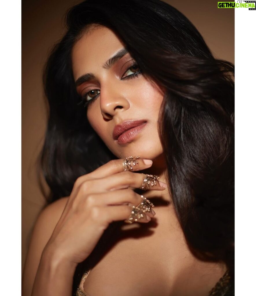 Malavika Mohanan Instagram - Missed out on your party @manishmalhotra05 but wasn’t going to miss out on wearing one of your stunning designs this Diwali season! ☺💥♥ It’s shimmer timeee!✨ @manishmalhotraworld 📸 @shivamguptaphotography Styled by @triparnam Makeup @makeupbyanighajain Hair @nidhichang Public Relations @theitembomb Accessories @kavyapotluriofficial