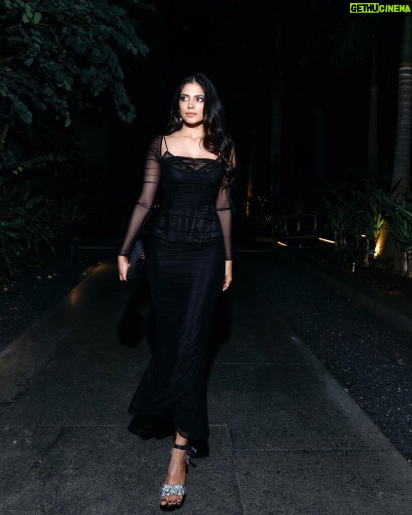 Malavika Mohanan Instagram - For a lovely evening with some lovely friends 🖤✨ And big shotout sprinkled with lots of hugs to @mourya for these gorgeous photos, @eshwarlog for always oh-so-wow glam & @nidhichang for making my hair behave and making it look like this(it’s not easy) 🖤