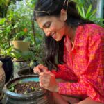 Malavika Mohanan Instagram - Some 🌱🌱playing followed by the world cup final..perfect sunday at home after a long time of being away 💕