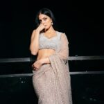 Malavika Mohanan Instagram - For @galattadotcom ‘Wonder Women of the Year’ awards ✨ P.S Nothing makes me feel sexier than a @manishmalhotra05 sari 🪭♥️ @manishmalhotraworld Photographs @mourya Styled by @pranita.abhi Makeup @niccky_rajaani Hair @shabnam_azmi PR @theitembomb Earring @azotiique Rings @anayah_jewellery