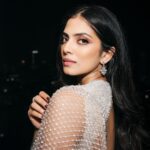 Malavika Mohanan Instagram - For @galattadotcom ‘Wonder Women of the Year’ awards ✨ P.S Nothing makes me feel sexier than a @manishmalhotra05 sari 🪭♥️ @manishmalhotraworld Photographs @mourya Styled by @pranita.abhi Makeup @niccky_rajaani Hair @shabnam_azmi PR @theitembomb Earring @azotiique Rings @anayah_jewellery