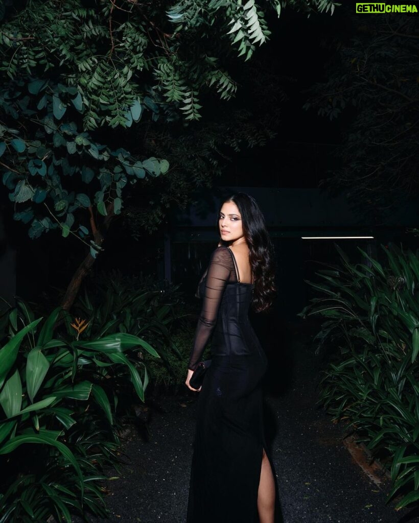 Malavika Mohanan Instagram - For a lovely evening with some lovely friends 🖤✨ And big shotout sprinkled with lots of hugs to @mourya for these gorgeous photos, @eshwarlog for always oh-so-wow glam & @nidhichang for making my hair behave and making it look like this(it’s not easy) 🖤