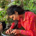 Malavika Mohanan Instagram - Some 🌱🌱playing followed by the world cup final..perfect sunday at home after a long time of being away 💕