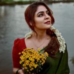 Malavika Wales Instagram - ❤️💚 📷 @mojin_thinavilayil