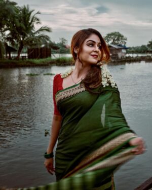 Malavika Wales Instagram - 💚

📷 @mojin_thinavilayil