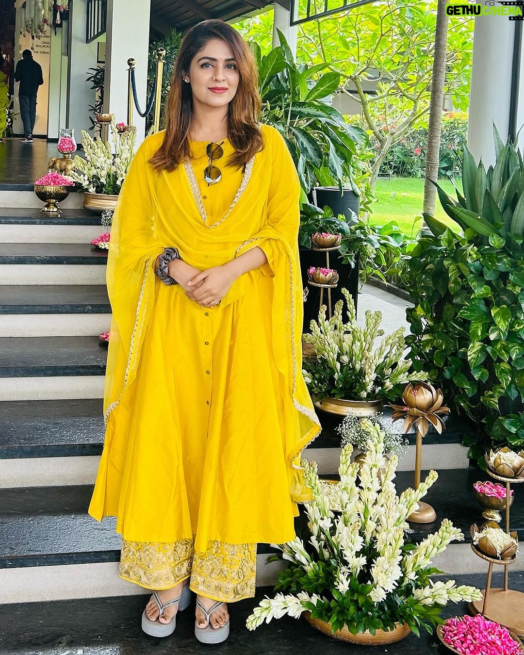 Malavika Wales - 22.8K Likes - When brother clicks your picture 🫶
📸 @mithunwales