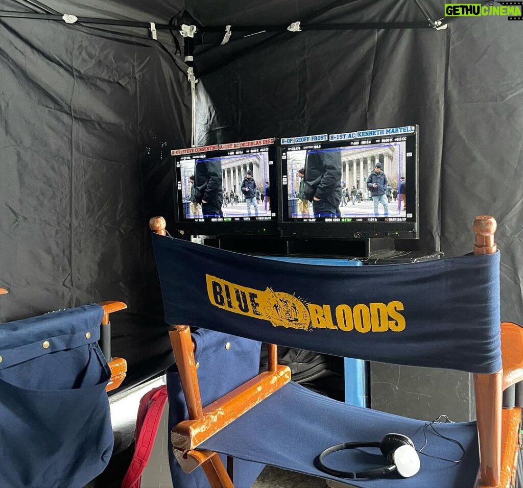 Malik Yoba Instagram - Happy to be back on set with these great, kind and gracious folks. @donniewahlberg @bridgetmoynahan @i_biederman1981 #santiagoquinones on @bluebloods_cbs and my newest little acting comrade @leeprincejay aka my GRANDSON ???? 🫣🤷🏾😂❤️ Supreme Court, New York County