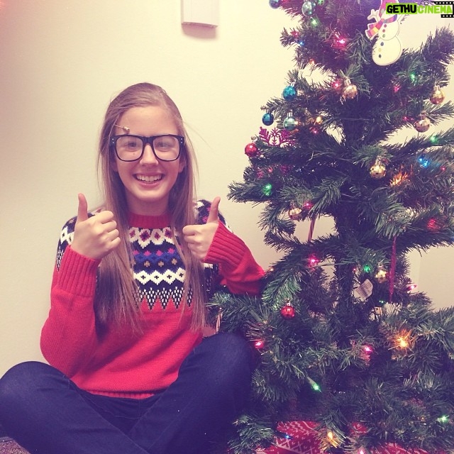 Mallory Bechtel Instagram - Rockin the christmas sweater in Elf 🎄 #openingnight