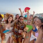 Maluma Instagram - Jo Jo Jo … llegó santa por adelantado este año 🎅🏻🎄… “BIKINI” DISPONIBLE EN TO’ LAOOOOO..!!!! 👙👙👙🔥🔥🔥 (Mi tema fav de DJ 💿)