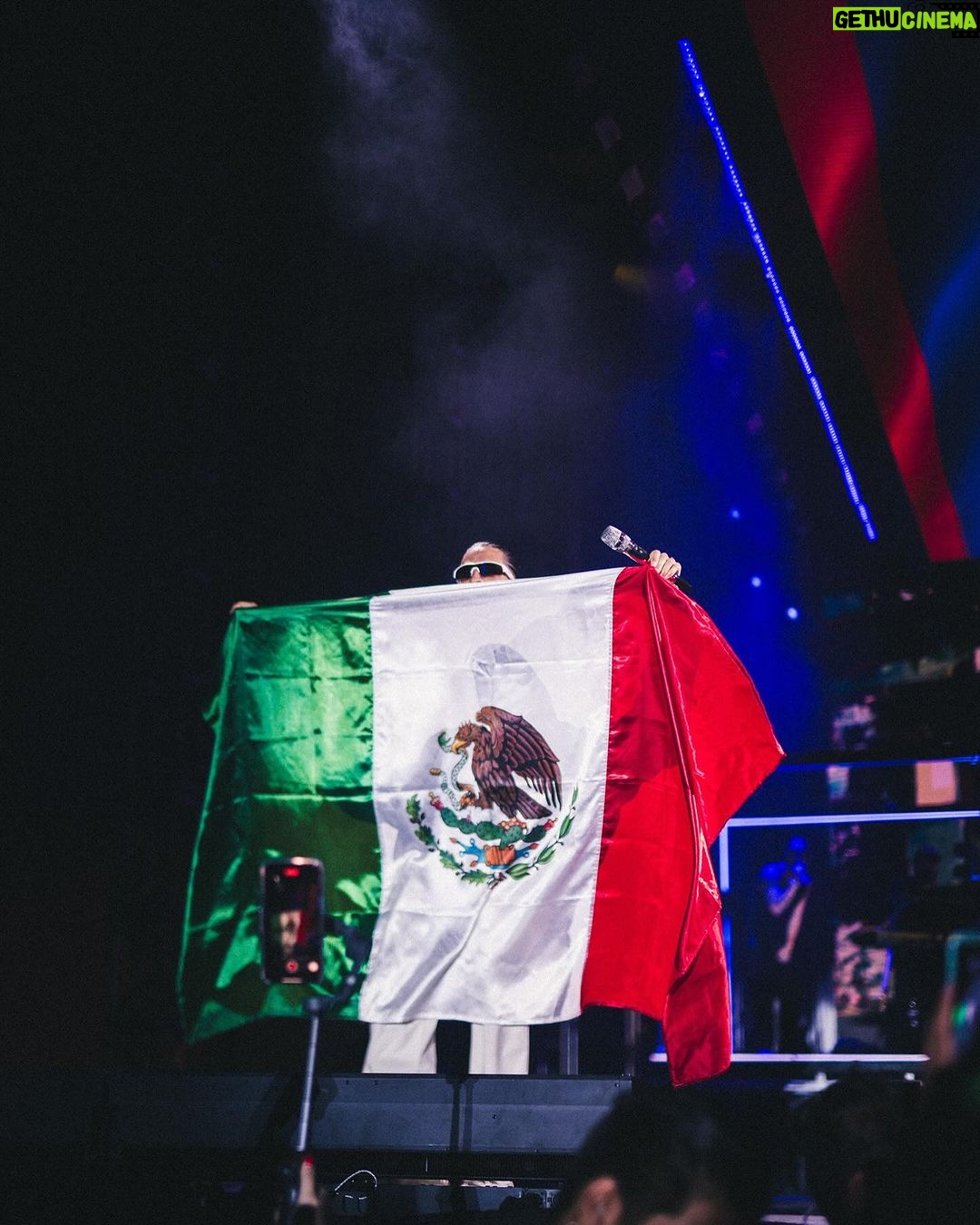 Maluma Instagram - 100.000 personas ayer en MX 🇲🇽 Me voy pero dejo mi 💜. GRACIAS 🥹.. #DonJuan ! Mexico City, Mexico