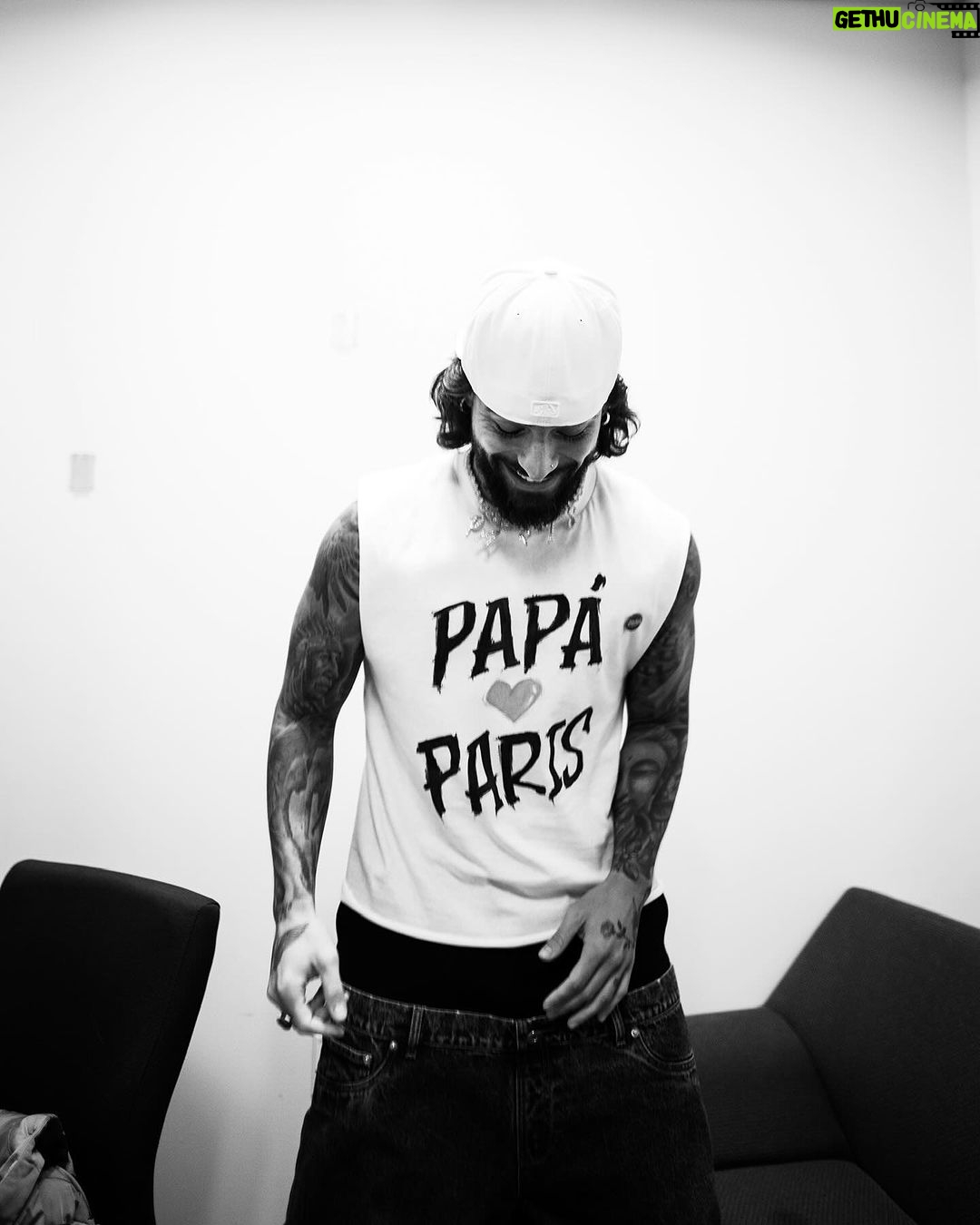 Maluma Instagram - PAPÁRIS EN EL TINY! 🗼🩷 Link in Bio @nprmusic